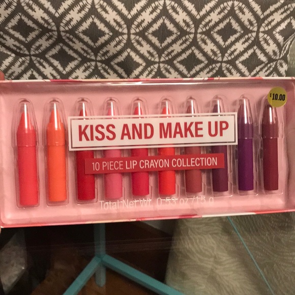 Kiss and make up Lip crayon collection! - Picture 2 of 5